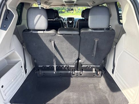 Used 2016 Chrysler Town & Country Touring FWD image 13