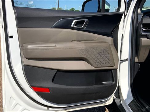 Used 2025 Kia Carnival FWD image 22