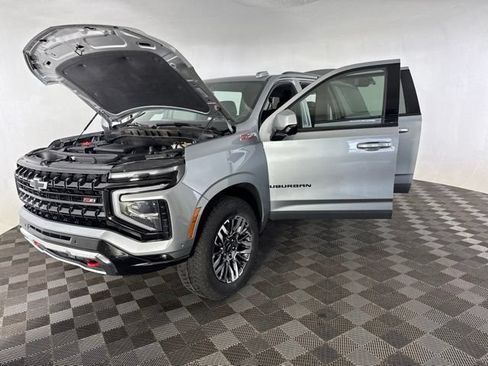 Used 2025 Chevrolet Suburban Z71 AWD/4WD image 11