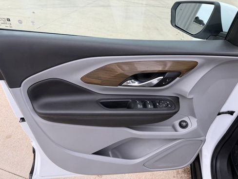 Used 2021 GMC Terrain SLE w/ Driver Convenience Package image 16