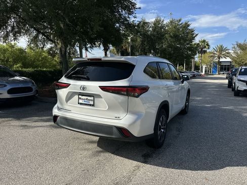 Used 2023 Toyota Highlander XLE FWD image 6