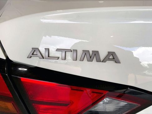 Used 2023 Nissan Altima 2.5 SR FWD image 9