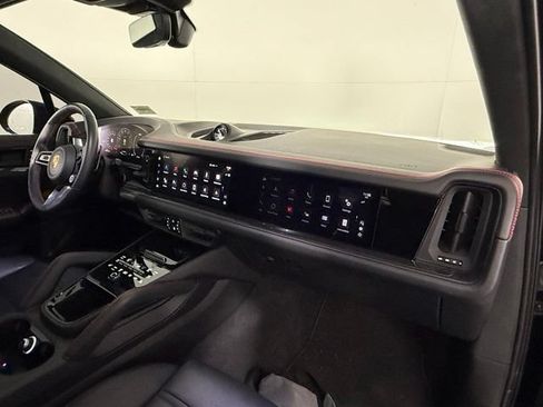 Used 2025 Porsche Cayenne GTS AWD/4WD image 14