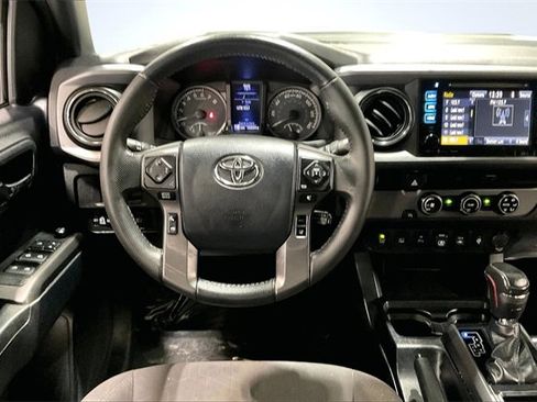 Used 2018 Toyota Tacoma TRD Sport image 5
