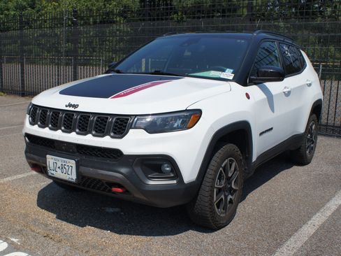 Used 2025 Jeep Compass Trailhawk AWD/4WD image 1