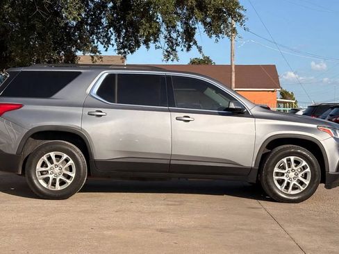 Used 2019 Chevrolet Traverse LT FWD image 2