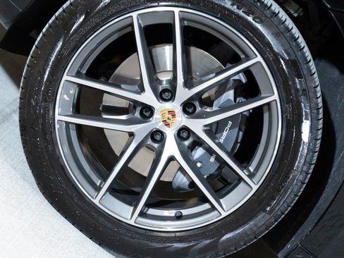 Certified 2026 Porsche Macan AWD/4WD image 11
