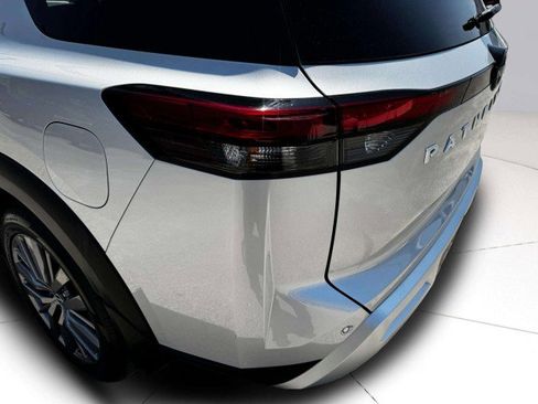 Used 2023 Nissan Pathfinder SL w/ SL Premium Package image 12