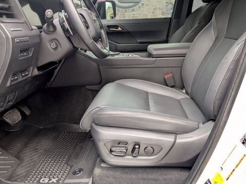 Used 2025 Lexus GX 550 AWD/4WD image 5