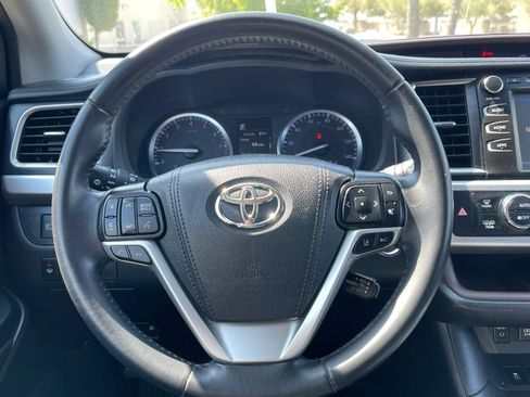 Used 2019 Toyota Highlander XLE FWD image 31