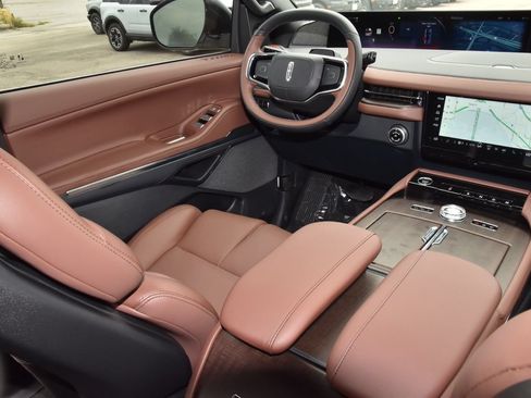 New 2026 Lincoln Navigator Reserve AWD/4WD image 16