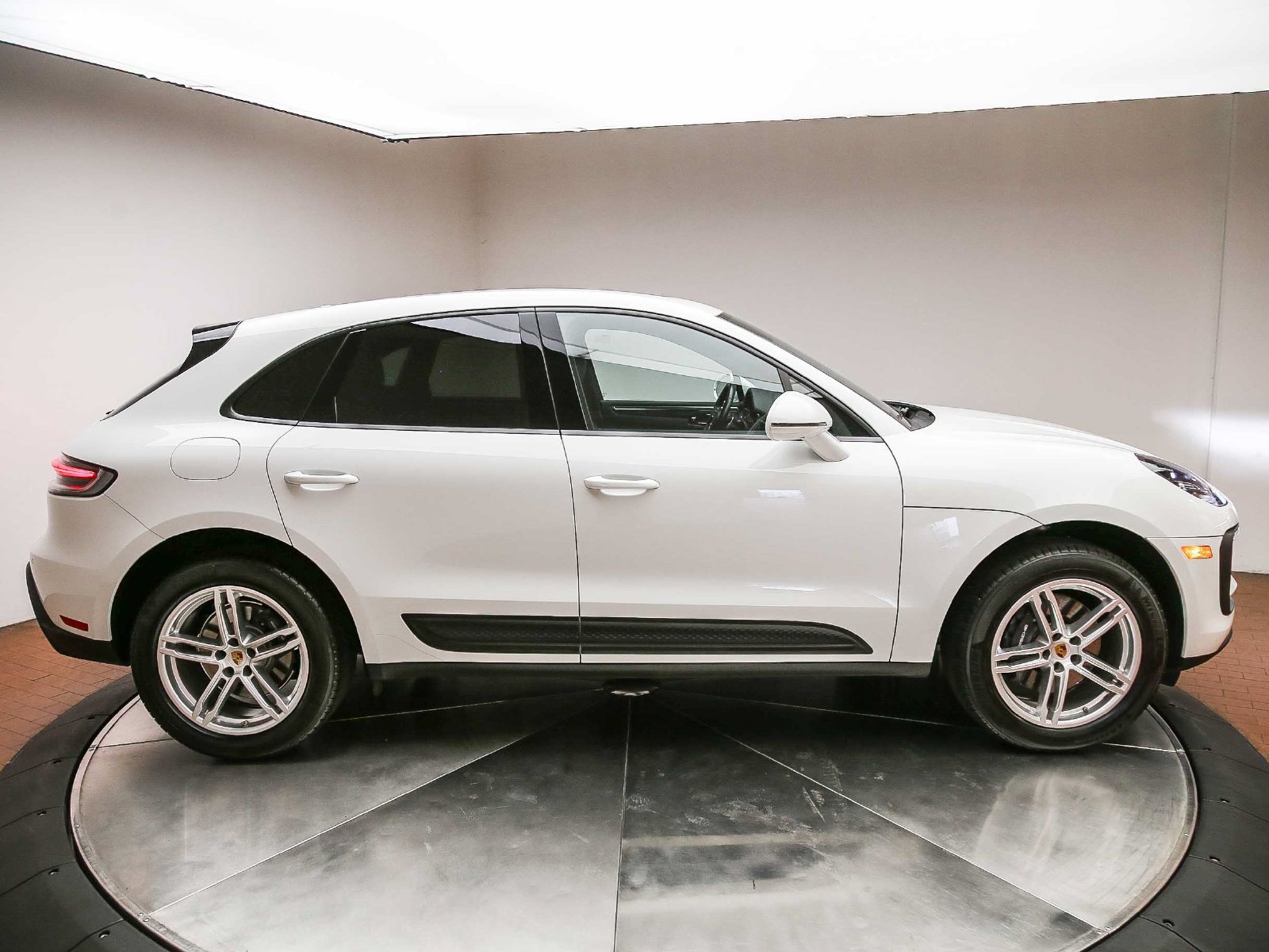 Certified 2023 Porsche Macan AWD/4WD image 5