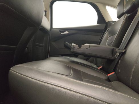 Used 2016 Ford Focus SE w/ Equipment Group 201A FWD image 18