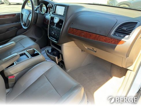 Used 2013 Chrysler Town & Country Touring-L w/ Driver Convenience Group FWD image 32