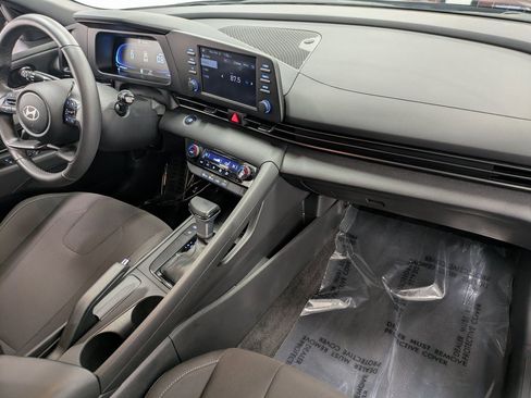 Certified 2025 Hyundai Elantra Sport image 29