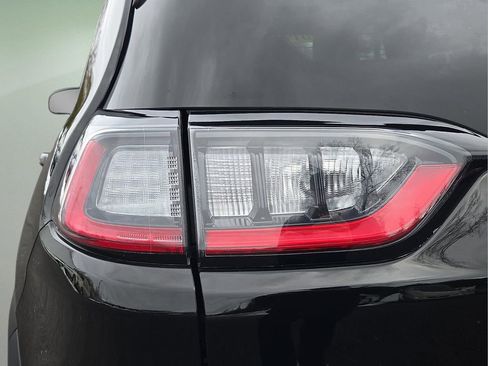 Used 2019 Jeep Cherokee Trailhawk image 10