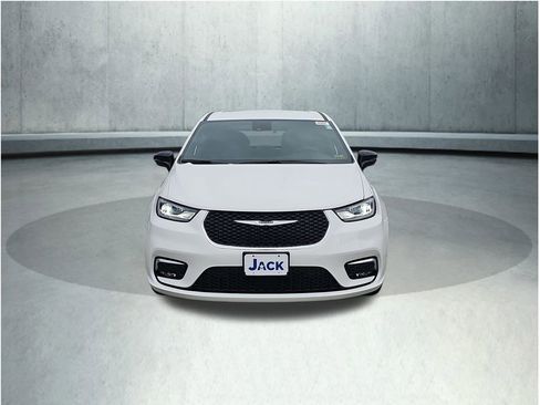 New 2026 Chrysler Pacifica Select FWD image 9
