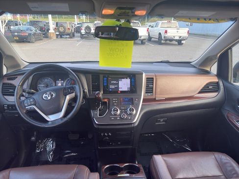 Used 2017 Toyota Sienna Limited Premium image 18