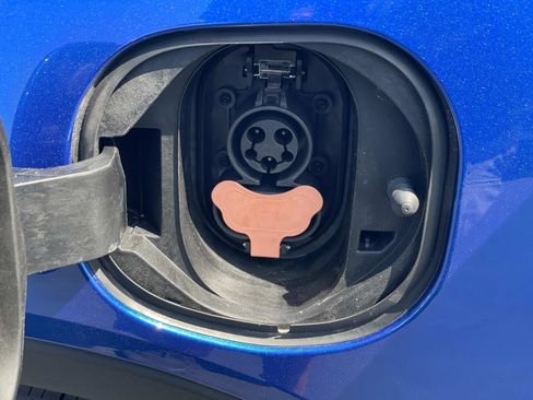 Used 2019 Chevrolet Bolt Premier w/ Infotainment Package FWD image 30