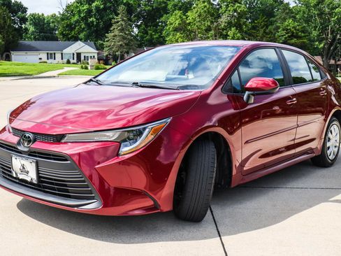 Used 2025 Toyota Corolla LE w/ LE Premium Package FWD image 3