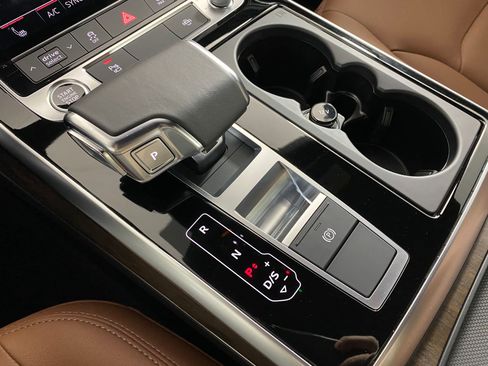 Used 2025 Audi Q8 Premium image 28