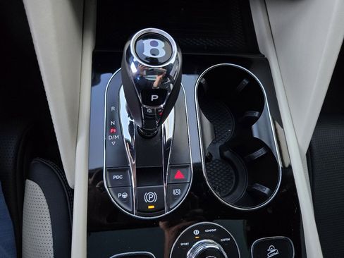 Used 2022 Bentley Bentayga image 27