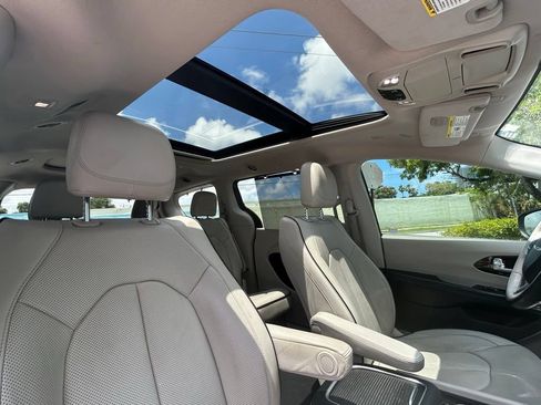 Used 2021 Chrysler Pacifica Limited AWD/4WD image 35