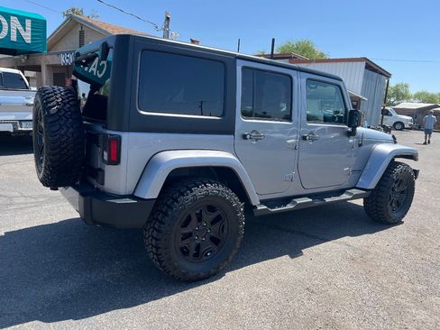 Used 2018 Jeep Wrangler Unlimited Sahara w/ Connectivity Group AWD/4WD image 4