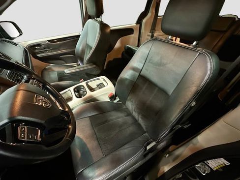 Used 2018 Dodge Grand Caravan SXT image 21
