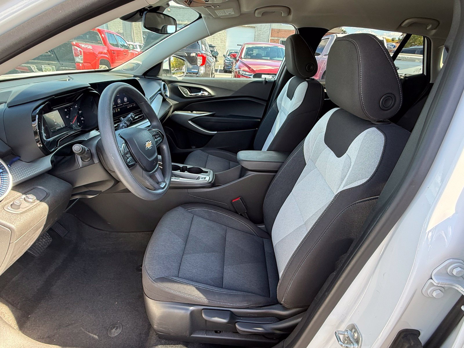 Used 2025 Chevrolet Trax LS w/ LS Convenience Package FWD image 13