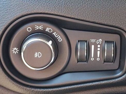 Used 2023 Jeep Renegade Latitude AWD/4WD image 23