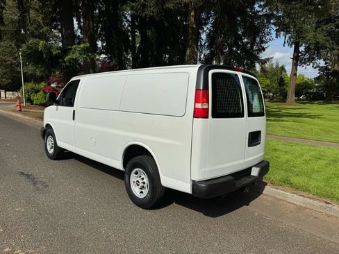 Used 2009 GMC Savana 3500 RWD image 3