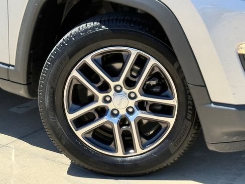Used 2018 Jeep Compass Latitude w/ Popular Equipment Group FWD image 5