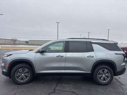 Used 2024 Chevrolet Traverse LT image 2