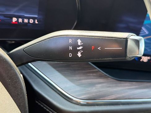 Used 2025 Chevrolet Suburban Z71 image 18