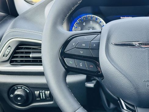 Used 2023 Chrysler Pacifica Touring-L w/ Uconnect Theater Family Group image 22