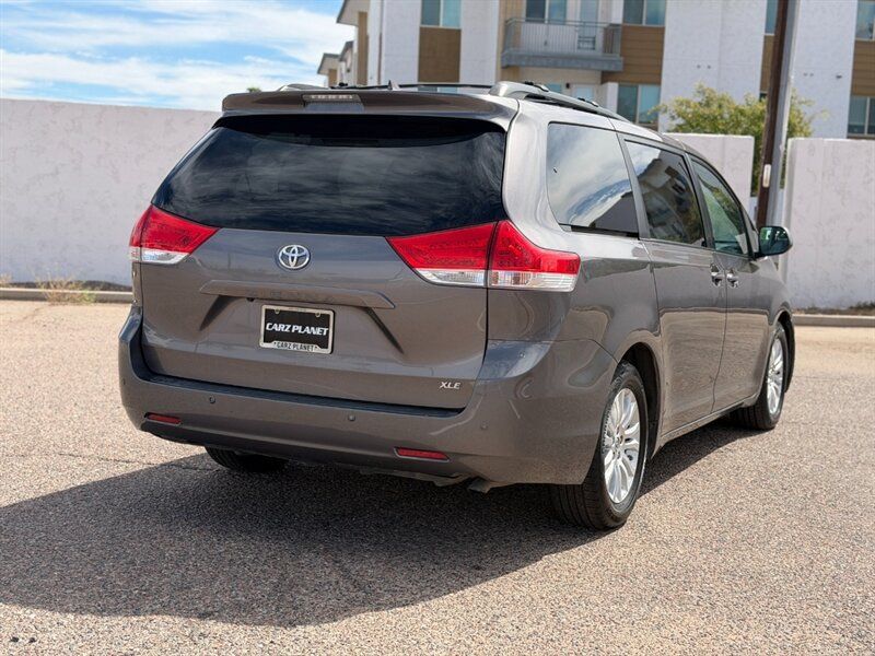 Used 2014 Toyota Sienna XLE w/ XLE Premium Package FWD image 5
