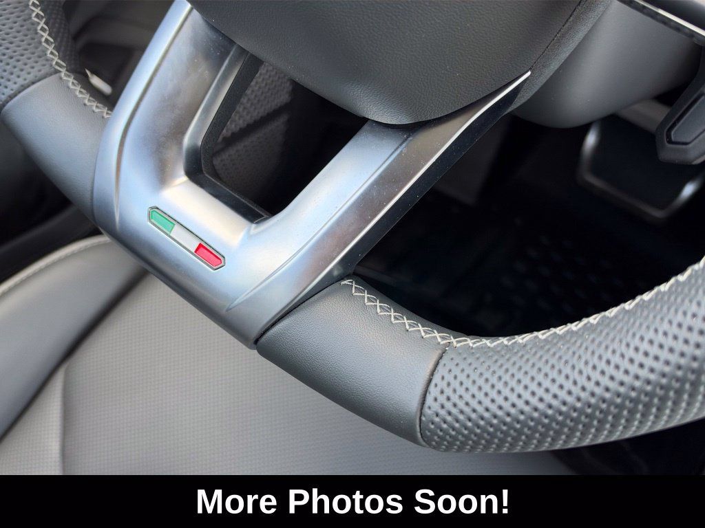 Used 2025 Lamborghini Urus SE AWD/4WD image 33