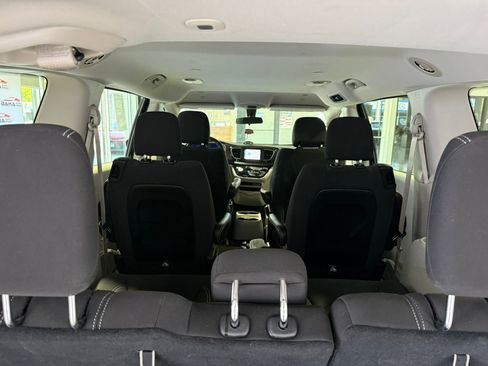 Used 2022 Chrysler Voyager LX image 45