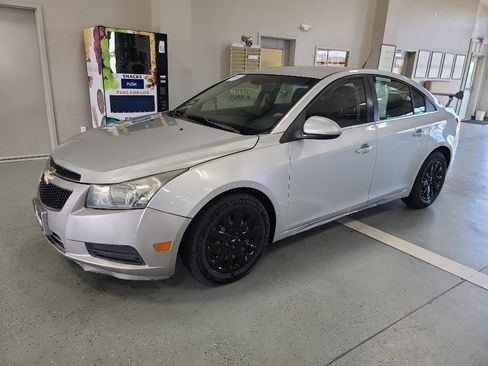 Used 2011 Chevrolet Cruze LT FWD image 2