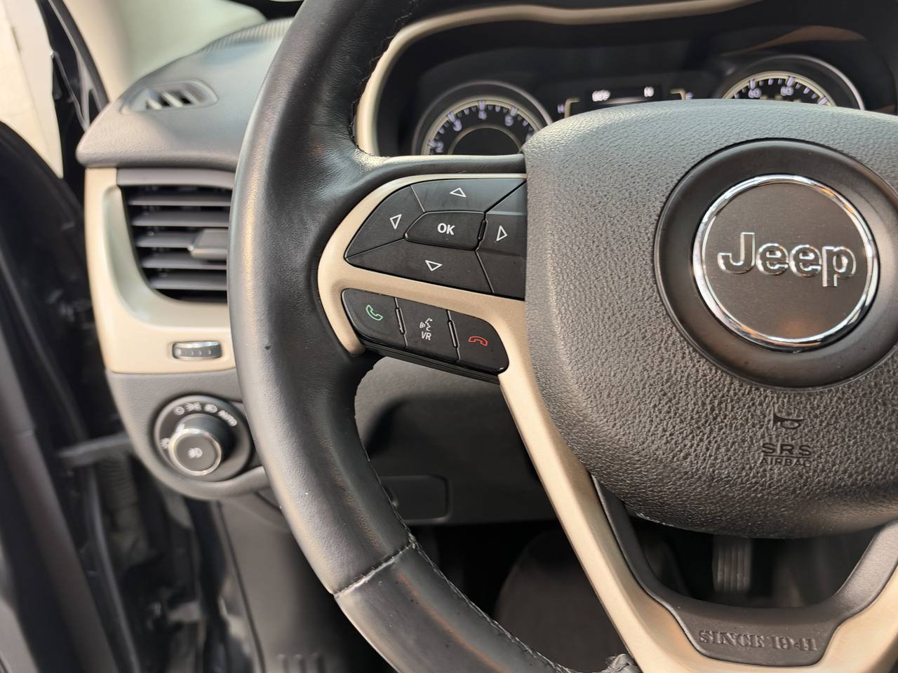 Used 2015 Jeep Cherokee Latitude AWD/4WD image 22