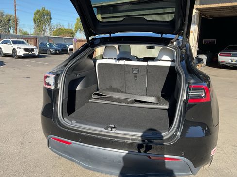 Used 2020 Tesla Model Y Long Range image 25
