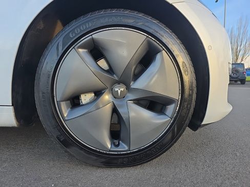 Used 2019 Tesla Model 3 Standard Range image 8