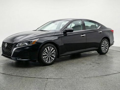 Used 2025 Nissan Altima 2.5 SV FWD image 3