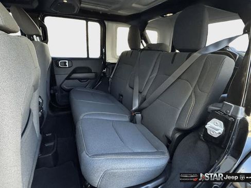 Used 2025 Jeep Wrangler Unlimited Sahara AWD/4WD image 21