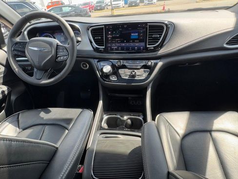 Used 2025 Chrysler Pacifica Limited FWD image 14