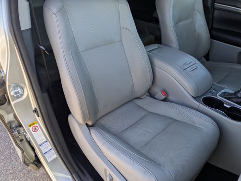 Used 2017 Toyota Highlander Limited image 10