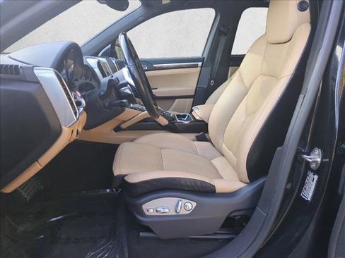 Used 2018 Porsche Cayenne S image 17