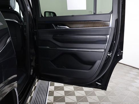 Used 2023 Jeep Grand Wagoneer Series II AWD/4WD image 28