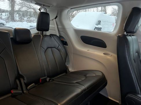 Used 2024 Chrysler Pacifica Touring-L image 38